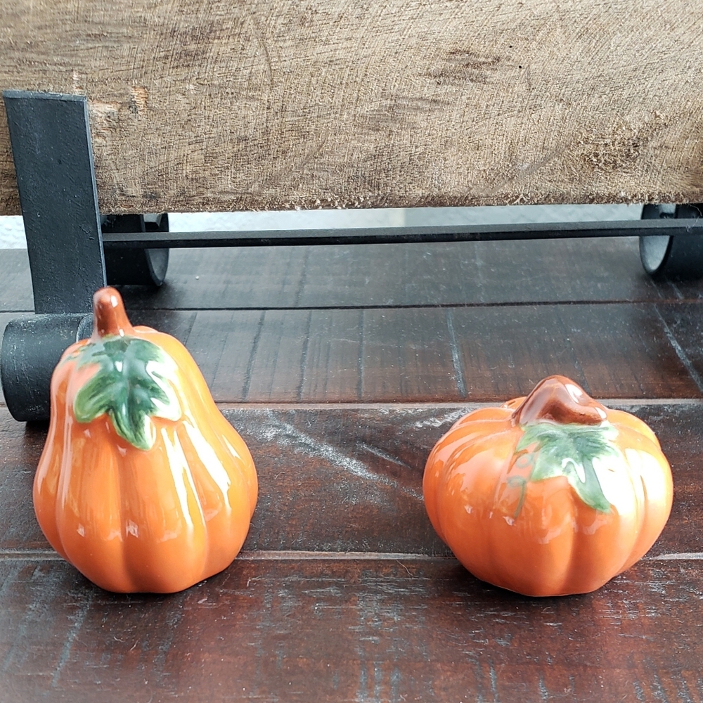 NWT- Salt & Pepper shakers 🎃